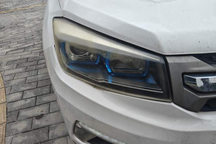 Used CHANGAN CS75 2017 Shangkui Edition 1.5T Automatic Fengyue Model Right Front Headlight