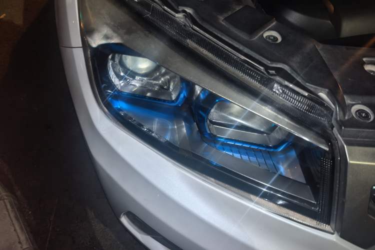 Used CHANGAN CS75 2017 Shangkui Edition 1.5T Manual Fengxiang Model Right Front Headlight