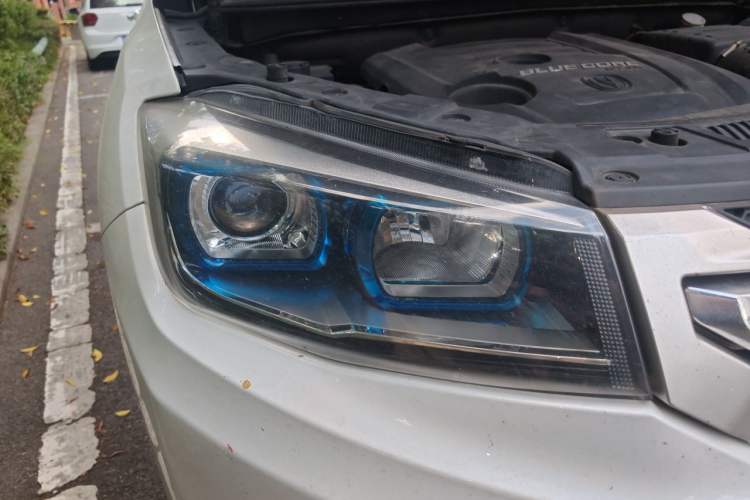 Used CHANGAN CS75 2017 Shangkui Edition 1.5T Automatic Fengxiang Model Right Front Headlight