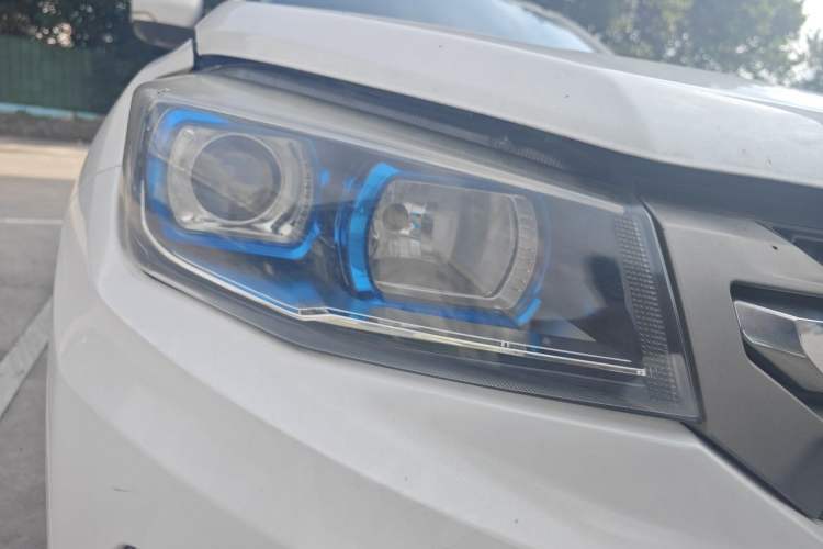 Used CHANGAN CS75 2017 Shangku Edition 1.5T Manual ZhiXiang Model Right Front Headlight