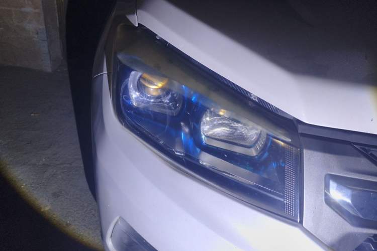 Used CHANGAN CS75 2017 Shangku Edition 1.5T Manual ZhiXiang Model Right Front Headlight