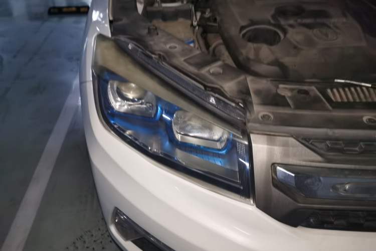 Used CHANGAN CS75 2017 Shangkui Edition 1.5T Automatic Fengxiang Model Right Front Headlight
