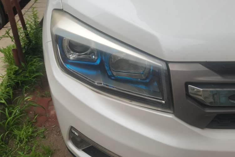 Used CHANGAN CS75 2017 Shangkui Edition 1.5T Automatic Fengxiang Model Right Front Headlight