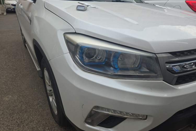 Used CHANGAN CS75 2017 Shangkui Edition 1.5T Automatic Fengxiang Model Right Front Headlight