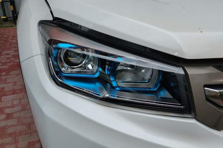 Used CHANGAN CS75 2017 Shangkui Edition 1.5T Automatic Fengxiang Model Right Front Headlight