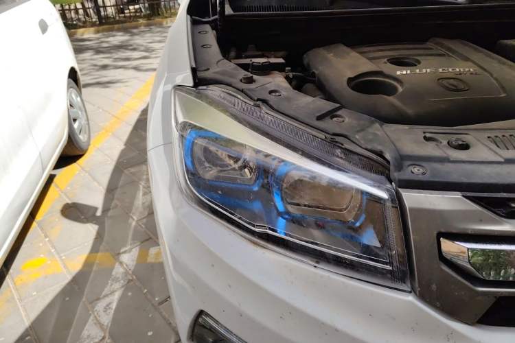 Used CHANGAN CS75 2017 Shangkui Edition 1.5T Automatic Fengxiang Model Right Front Headlight