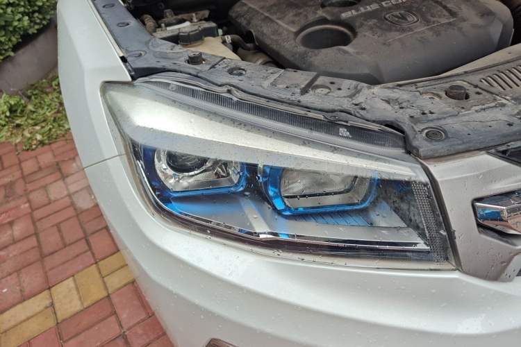 Used CHANGAN CS75 2017 Shangkui Edition 1.5T Automatic Fengxiang Model Right Front Headlight