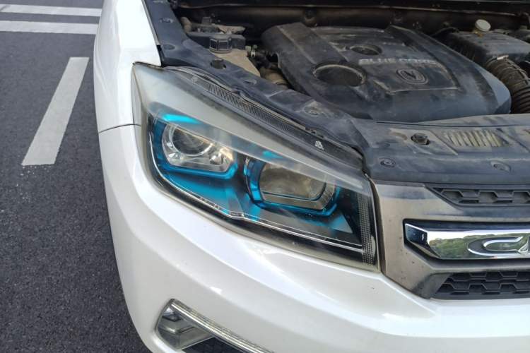 Used CHANGAN CS75 2017 Shangkui Edition 1.5T Automatic Fengyue Model Right Front Headlight