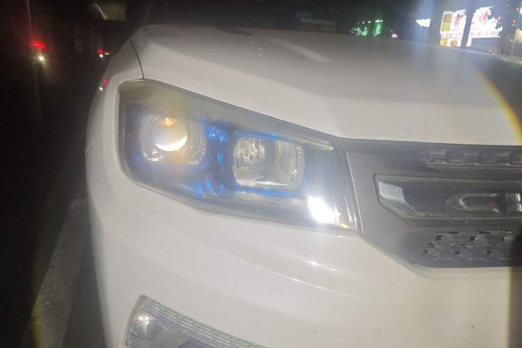 Used CHANGAN CS75 2017 Shangkui Edition 1.5T Automatic Fengxiang Model Right Front Headlight