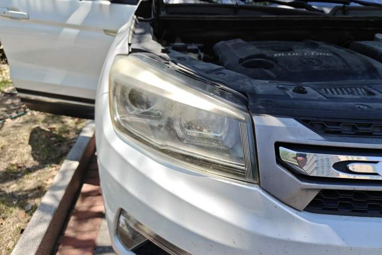 Used CHANGAN CS75 2017 Shangkui Edition 1.5T Automatic Sharp Model Right Front Headlight