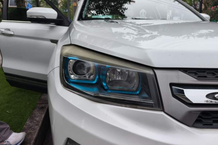 Used CHANGAN CS75 2017 Shangkui Edition 1.5T Automatic Fengxiang Model Right Front Headlight