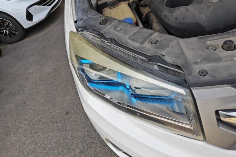 Used CHANGAN CS75 2017 Shangkui Edition 1.5T Automatic Fengyue Model Right Front Headlight