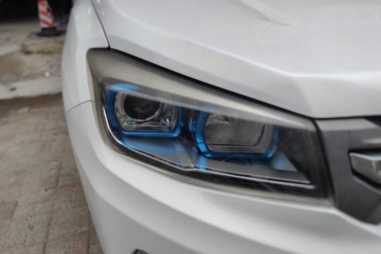 Used CHANGAN CS75 2017 Shangku Edition 1.5T Manual ZhiXiang Model Right Front Headlight