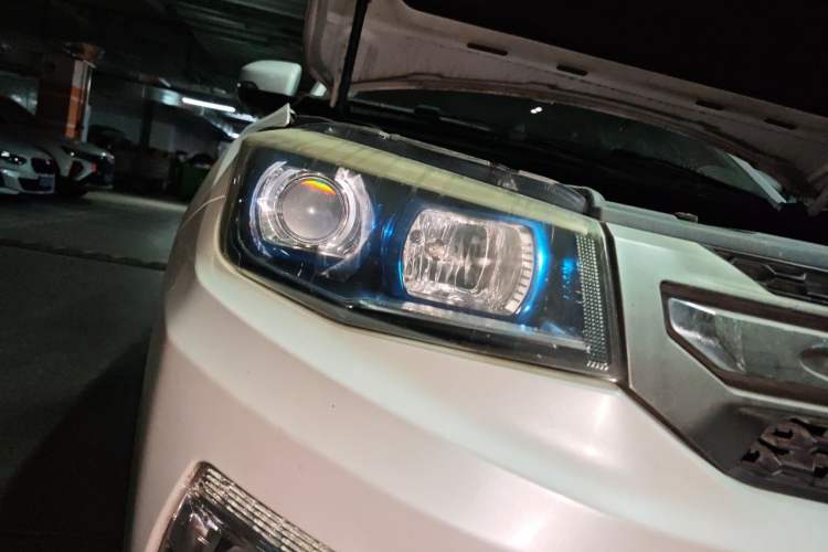 Used CHANGAN CS75 2017 Shangkui Edition 1.5T Automatic Fengxiang Model Right Front Headlight