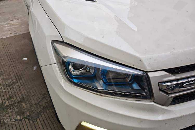 Used CHANGAN CS75 2017 Shangku Edition 1.5T Manual ZhiXiang Model Right Front Headlight
