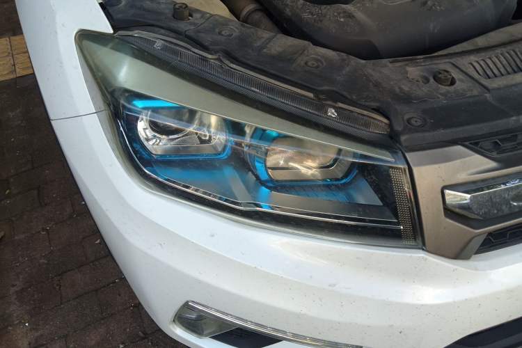 Used CHANGAN CS75 2017 Shangku Edition 1.5T Manual ZhiXiang Model Right Front Headlight