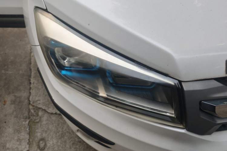 Used CHANGAN CS75 2017 Shangkui Edition 1.5T Automatic Fengxiang Model Right Front Headlight