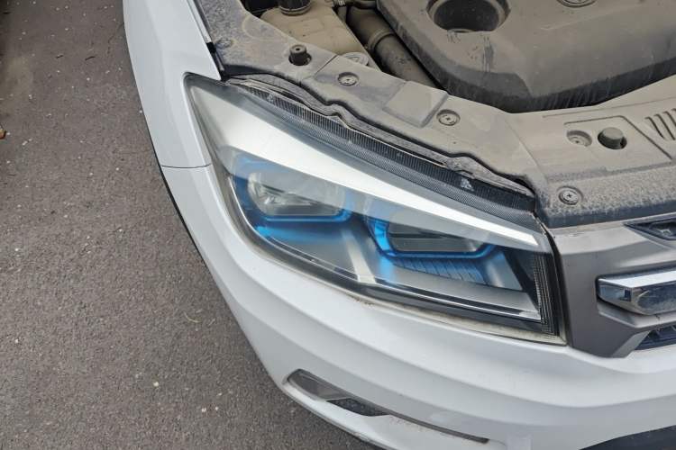 Used CHANGAN CS75 2017 Shangkui Edition 1.5T Automatic Fengxiang Model Right Front Headlight