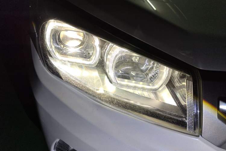 Used CHANGAN CS75 2017 Shangkui Edition 1.5T Automatic Sharp Model Right Front Headlight
