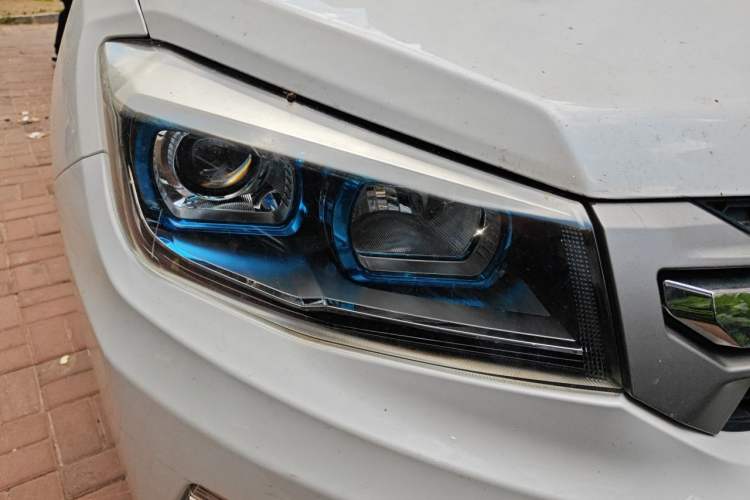 Used CHANGAN CS75 2017 Shangkui Edition 1.5T Automatic Fengxiang Model Right Front Headlight