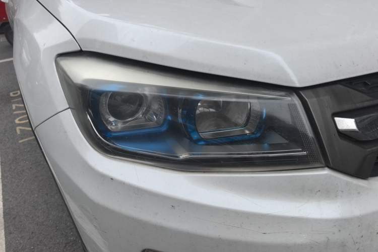 Used CHANGAN CS75 2017 Shangkui Edition 1.5T Automatic Fengxiang Model Right Front Headlight