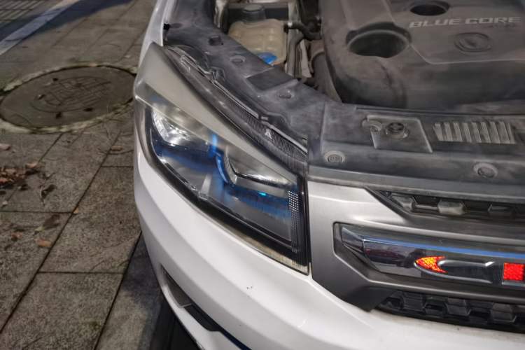 Used CHANGAN CS75 2017 Shangku Edition 1.5T Manual ZhiXiang Model Right Front Headlight