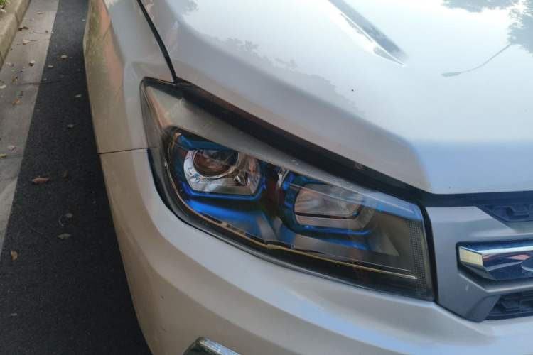 Used CHANGAN CS75 2017 Shangkui Edition 1.5T Automatic Fengxiang Model Right Front Headlight