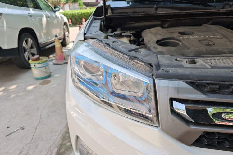 Used CHANGAN CS75 2017 Shangkui Edition 1.5T Automatic Fengyue Model Right Front Headlight