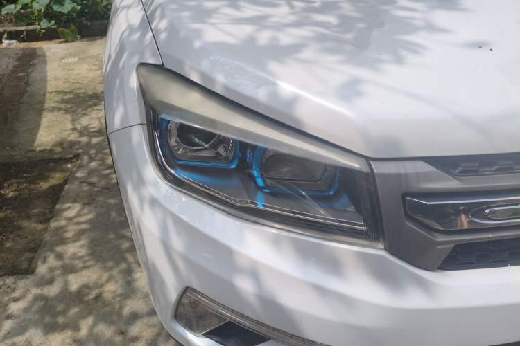 Used CHANGAN CS75 2017 Shangkui Edition 1.5T Automatic Fengxiang Model Right Front Headlight