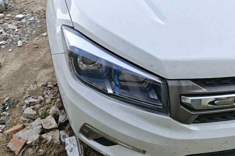 Used CHANGAN CS75 2017 Shangkui Edition 1.5T Manual Fengxiang Model Right Front Headlight