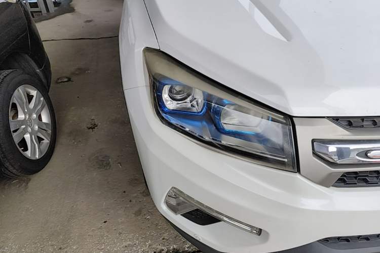Used CHANGAN CS75 2017 Shangkui Edition 1.5T Automatic Fengyue Model Right Front Headlight