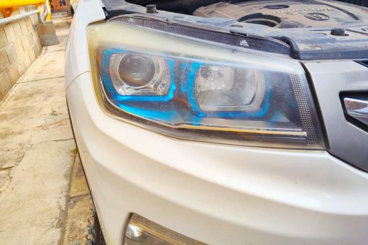 Used CHANGAN CS75 2017 Shangkui Edition 1.5T Automatic Fengxiang Model Right Front Headlight