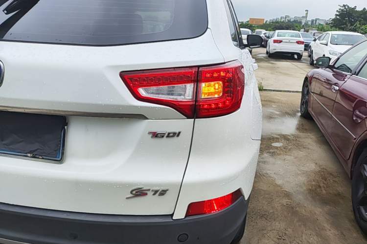 Used CHANGAN CS75 2017 Shangkui Edition 1.5T Automatic Fengxiang Model Right Rear Taillight