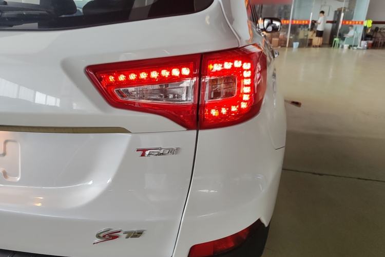 Used CHANGAN CS75 2017 Shangkui Edition 1.5T Automatic Fengxiang Model Right Rear Taillight