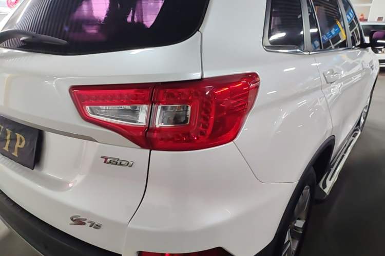 Used CHANGAN CS75 2017 Shangkui Edition 1.5T Automatic Fengxiang Model Right Rear Taillight