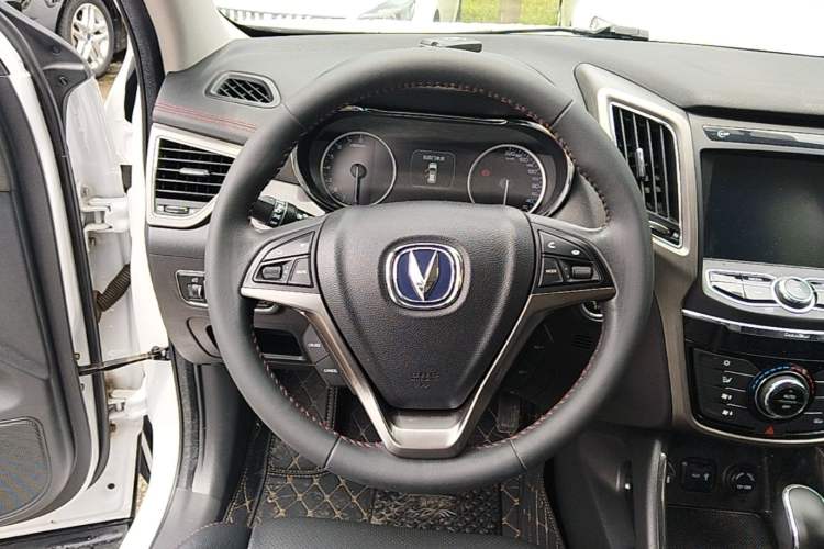 Used CHANGAN CS75 2017 Shangkui Edition 1.5T Automatic Fengxiang Model Steering Wheel
