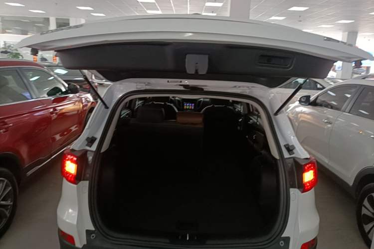 Used CHANGAN CS75 2017 Shangkui Edition 1.8T Automatic All-Wheel-Drive Elite Model Trunk