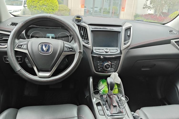 Used CHANGAN CS75 2017 Shangkui Edition 1.5T Automatic Fengxiang Model Center Console