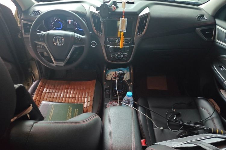 Used CHANGAN CS75 2017 Shangkui Edition 1.5T Manual Fengxiang Model Center Console