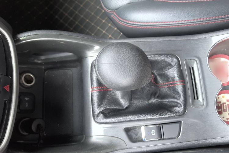 Used CHANGAN CS75 2017 Shangkui Edition 1.5T Manual Fengxiang Model Gear Lever