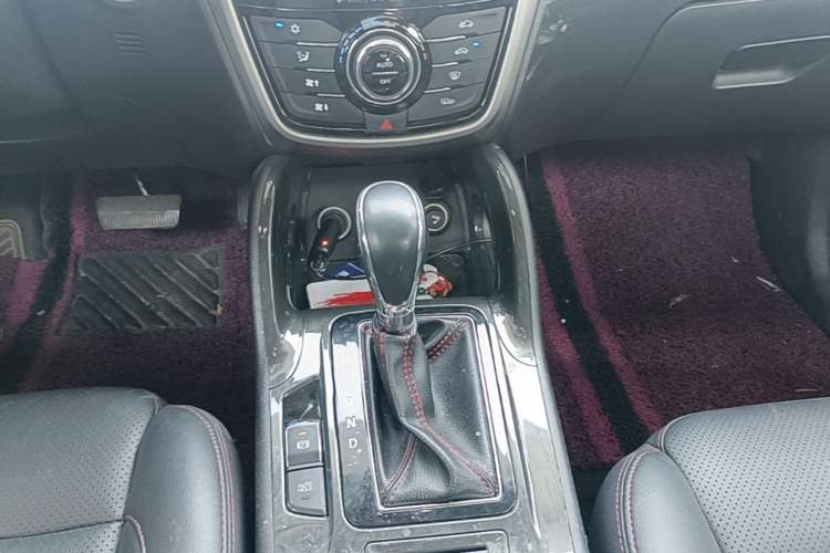 Used CHANGAN CS75 2017 Shangkui Edition 1.5T Automatic Fengxiang Model Gear Lever
