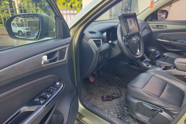 Used CHANGAN CS75 2017 Shangkui Edition 1.5T Manual Fengxiang Model Interior 3