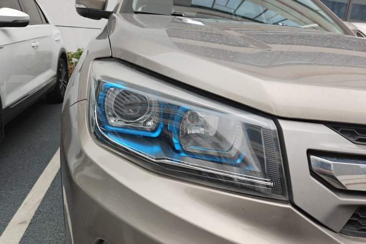 Used CHANGAN CS75 2017 Shangkui Edition 1.5T Automatic Fengxiang Model Right Front Headlight