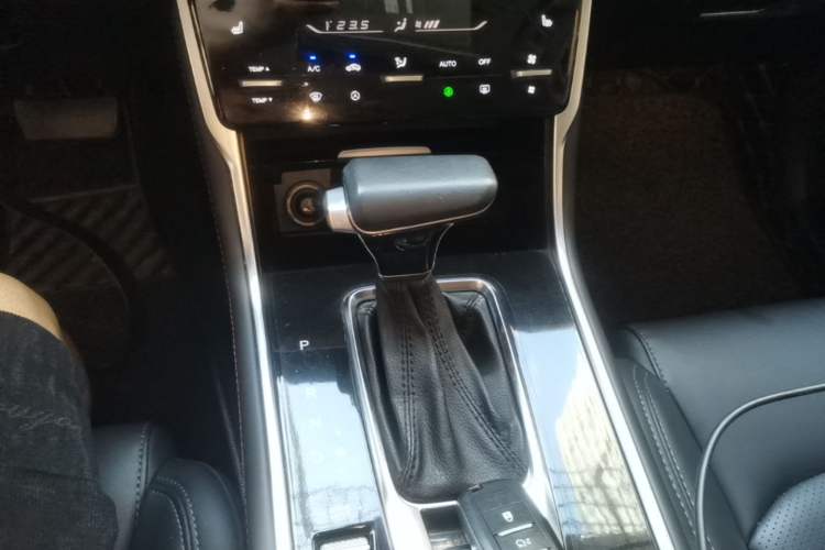 Used CHANGAN CS75 2018 280T Automatic Yazi Model China V Standard Gear Lever