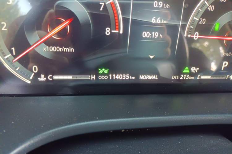 Used CHANGAN CS75 2018 280T Automatic Smart Model China V Standard Odometer Close Up