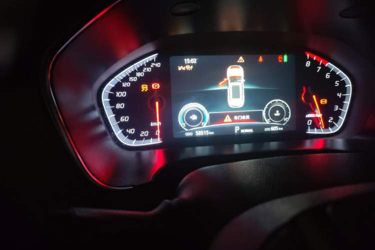 Used CHANGAN CS75 2018 280T Automatic Yazi Model China V Standard Odometer Close Up