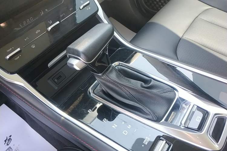 Used CHANGAN CS75 2020 280T DCT Luxury Version China VI Standard Gear Lever