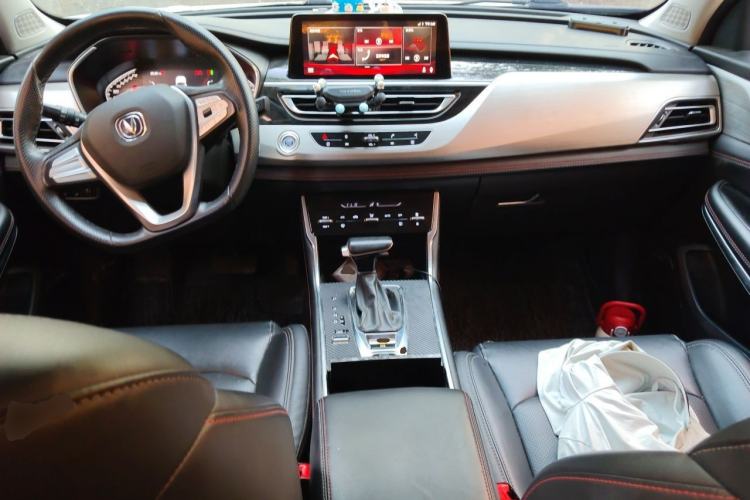 Used CHANGAN CS75 2020 280T Automatic Smart Edition China VI Standard Center Console