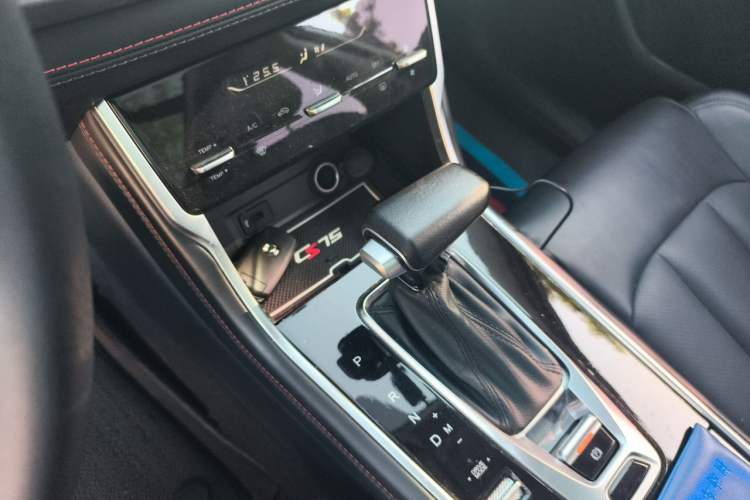 Used CHANGAN CS75 2020 280T DCT Luxury Version China VI Standard Gear Lever