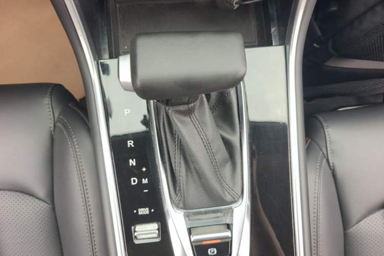 Used CHANGAN CS75 2020 280T DCT Luxury Version China VI Standard Gear Lever